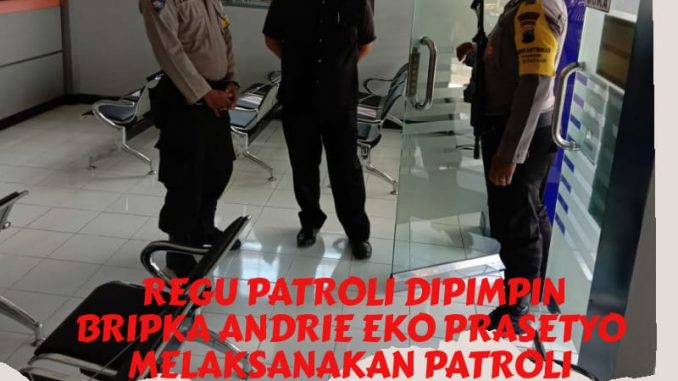 IMG-20200712-WA0005 Antisipasi gangguan Kamtibmas seperti halnya pencurian, jambret dan kriminalitas lainnya. Regu patroli siang dipimpin BRIPKA ANDRIE EKO PRASETYO menyasar salah satu obyek vital perbankan BRI unit Bulan. Sabtu 11/7/2020
